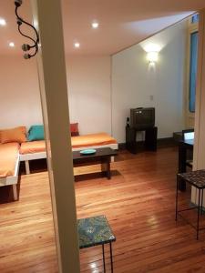 Sala de estar con 2 camas y TV en HIP YRI - DOWN TOWN-ELEGANTE LOFT-Duplex para 2 personas - LA PAGA DEBE SER A TRAVÉS DE PAYPAL Y POR ADELANTADO en Buenos Aires