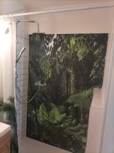 una pintura de una ducha en el baño en Ferienwohnung Luitpold 2 en Memmingen