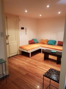 Habitación con 2 camas en una habitación con suelo de madera. en HIP YRI - DOWN TOWN-ELEGANTE LOFT-Duplex para 2 personas - LA PAGA DEBE SER A TRAVÉS DE PAYPAL Y POR ADELANTADO en Buenos Aires