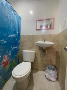 uma casa de banho com um WC e um lavatório em Cabaña Caminito- Cerca al mar al lado de Turipaná, 7 a 12 personas em Carretal