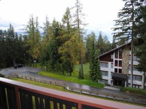 einen Blick vom Balkon eines Gebäudes in der Unterkunft Residence Armina in Crans-Montana