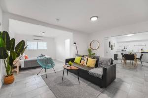 ein Wohnzimmer mit einem Sofa und einem Tisch in der Unterkunft Fantastic studio near the beach in Miami