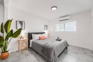 ein Schlafzimmer mit einem Bett und einer Topfpflanze in der Unterkunft Fantastic studio near the beach in Miami