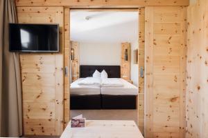 Hotel Tirol Fiss 4Sterne Superior客房内的一张或多张床位