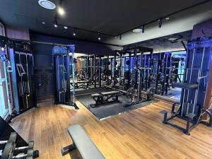 un gimnasio con un montón de máquinas. en New Donghae Tourist Hotel, en Donghae