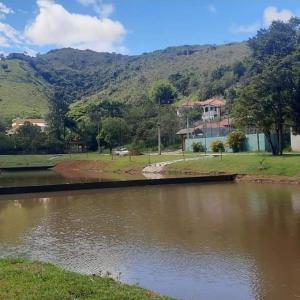 un bacino d’acqua con una montagna sullo sfondo di Chale 8A a Cunha