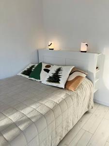 uma cama com duas luzes em cima em Forest House, Tiidu em Nässuma