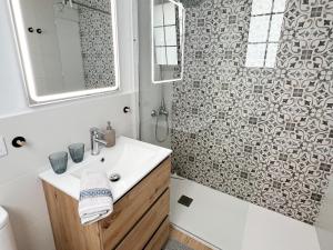 y baño con lavabo y ducha. en Sonnige, neu renovierte Ferienwohnung Casa Las Fresas en Puerto Rico