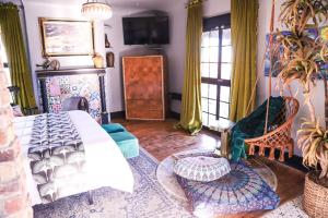 埃爾帕索的住宿－Casa Mina #3 Central Rio Grande Historic Dist，客厅设有一张床和一个壁炉