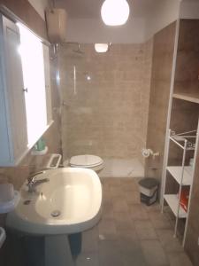 bagno con lavandino bianco e servizi igienici di "B&B La Lanterna" Trulli & Dimore Storiche ad Alberobello