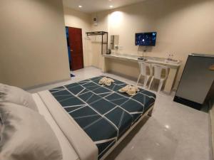 un dormitorio con una cama con dos animales de peluche en Banana Resort Sadao, en Sadao