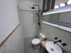 Kúpeľňa v ubytovaní Patiovecino Apartment Centro de Cádiz