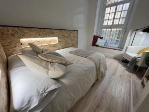 Posteľ alebo postele v izbe v ubytovaní Patiovecino Apartment Centro de Cádiz