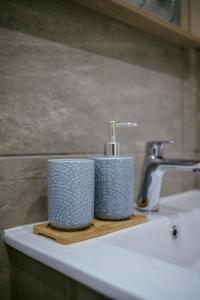 - un lavabo avec 2 tasses bleues sur un comptoir dans l'établissement Legacy 1930s, à Pródromos