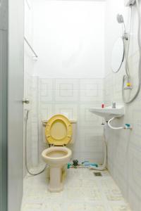 La salle de bains est pourvue de toilettes jaunes et d'un lavabo. dans l'établissement High5 Guesthouse, à Pattaya 119 autres photos