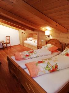 1 Schlafzimmer mit 2 Betten in einem Blockhaus in der Unterkunft Hacher Josef - Bergpanorama Ferienwohnungen in Marquartstein