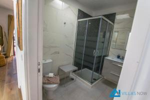 Łazienka w obiekcie 222 - Villa Noches De Luna by Villas Now Ltd
