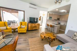 Telewizja i/lub zestaw kina domowego w obiekcie 222 - Villa Noches De Luna by Villas Now Ltd