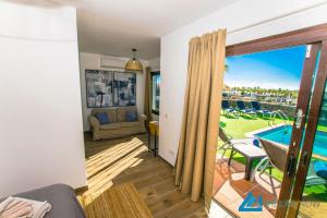 Basen w obiekcie 222 - Villa Noches De Luna by Villas Now Ltd lub w pobliżu