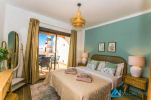 Łóżko lub łóżka w pokoju w obiekcie 222 - Villa Noches De Luna by Villas Now Ltd