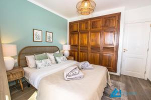 Łóżko lub łóżka w pokoju w obiekcie 222 - Villa Noches De Luna by Villas Now Ltd