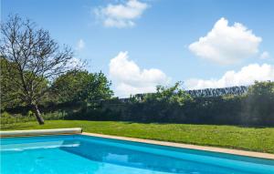 una piscina con vistas a un campo en Gorgeous Home In Yvre-la-ville With Wifi, en Yèvre-la-Ville