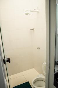 La salle de bains est pourvue d'une douche et de toilettes. dans l'établissement Apartamento novo e completo no Centro de Palmas c/ internet, à Palmas
