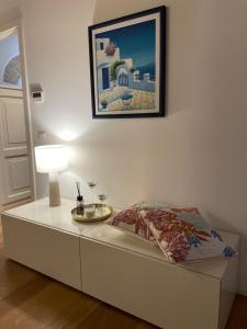 Habitación blanca con cama con lámpara. en Appartamento C'est la vie in barchessa Veneta, en Fiesso dʼArtico