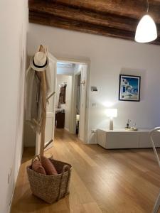 una sala de estar con una cesta de mimbre en el suelo en Appartamento C'est la vie in barchessa Veneta, en Fiesso dʼArtico