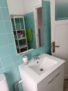 uma casa de banho com um lavatório branco e um espelho. em Casa Oviedo centro em Oviedo