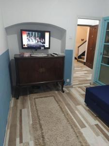 een woonkamer met een flatscreen-tv aan de muur bij Casa Oviedo centro in Oviedo