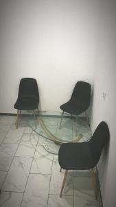 2 sillas sentadas sobre una mesa de cristal en Private Room near Vienna City Center 1, en Viena