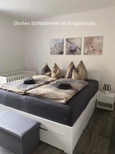um quarto com uma cama com um colchão preto em FEWO am Wald em Krauschwitz