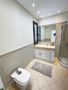 een badkamer met een toilet, een douche en een wastafel bij Casa Sol y Mar Azul un'oasi a due passi dal mare in Playa Blanca
