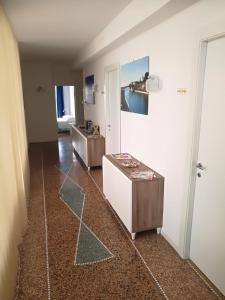 una stanza con due tavoli e un bancone all'interno di SETTIMO SOLE Affitta Camere a Taranto
