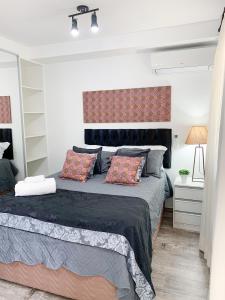 1 dormitorio con 1 cama grande y 2 almohadas en Loft Lotus 3 - Lindo Studio na Liberdade, en São Paulo