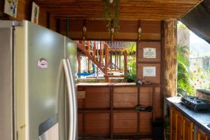 uma cozinha com um frigorífico de aço inoxidável em Cabaña Caminito- Cerca al mar al lado de Turipaná, 7 a 12 personas em Carretal