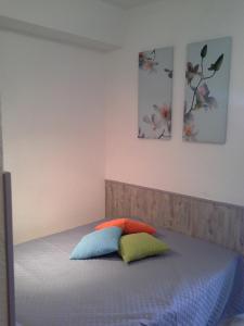 Ένα ή περισσότερα κρεβάτια σε δωμάτιο στο Studio double cabine vu mer