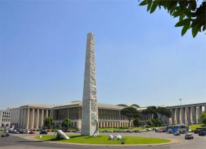 un monumento di fronte a un grande edificio di Exclusive Apartment in Eur Lake a Roma