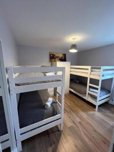 Poschodová posteľ alebo postele v izbe v ubytovaní Fantastic City Centre Property in Sligo
