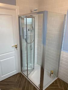 een douche met een glazen deur in de badkamer bij Fantastic City Centre Property in Sligo in Sligo