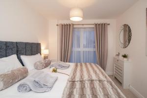Postel nebo postele na pokoji v ubytování Stunning 2-Bed Apartment in Stevenage, Sleeps 5 with free Private Parking