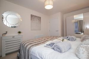 Postel nebo postele na pokoji v ubytování Stunning 2-Bed Apartment in Stevenage, Sleeps 5 with free Private Parking