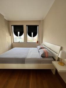 イスタンブールにあるYour home in istanbulのベッドルーム1室(大型ベッド1台、窓2つ付)