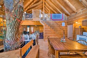 Restaurace v ubytování Secluded Spragueville Cabin by ATV Trails and River!
