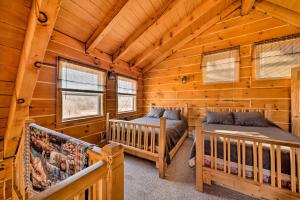 Postel nebo postele na pokoji v ubytování Secluded Spragueville Cabin by ATV Trails and River!