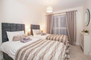 Postel nebo postele na pokoji v ubytování Stunning 2-Bed Apartment in Stevenage, Sleeps 5 with free Private Parking