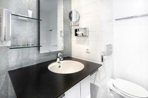 een badkamer met een wastafel en een toilet bij Select Hotel Maastricht in Maastricht