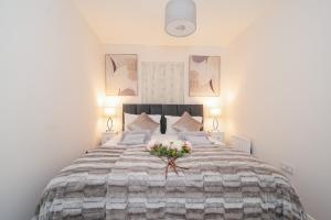 Postel nebo postele na pokoji v ubytování Stunning 2-Bed Apartment in Stevenage, Sleeps 5 with free Private Parking