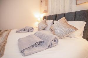 Postel nebo postele na pokoji v ubytování Stunning 2-Bed Apartment in Stevenage, Sleeps 5 with free Private Parking
